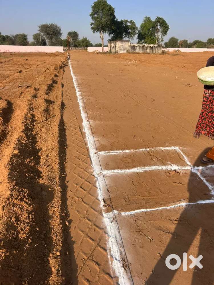 Jayshree periwal स्कूल के सामने 64 गज का प्लॉट 23*25