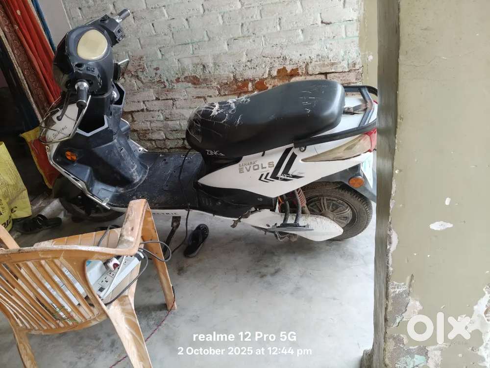 Sahara evols ki electric scooty hai with lithium battery ke sath