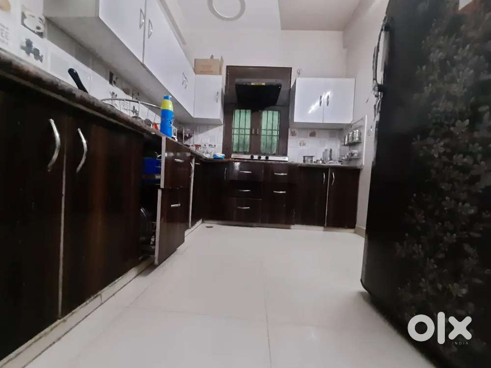 Flat for sale at Mahaveer Park, Janakpuri.