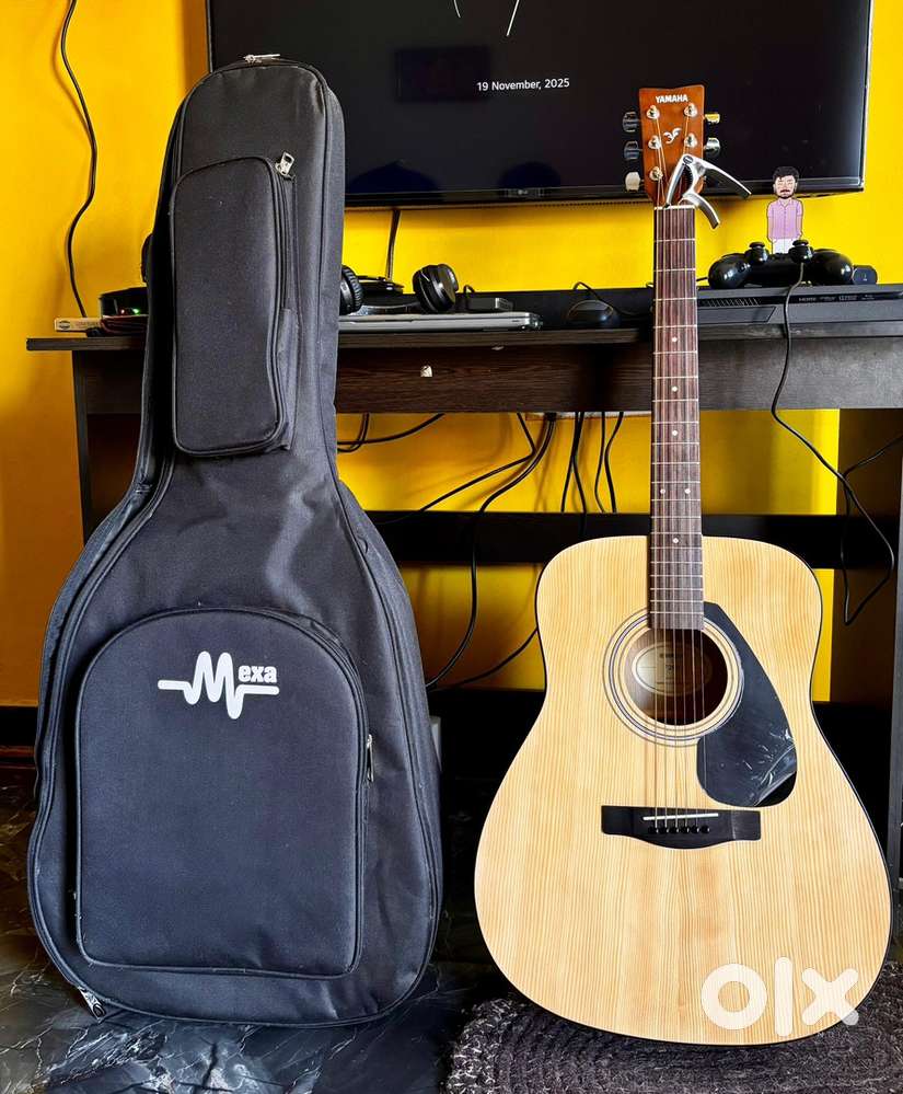 Yamaha F280 Guitar, bag and capo