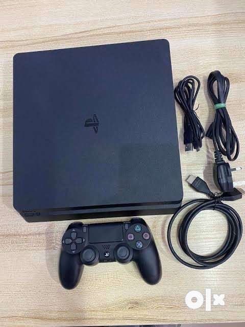 Playstation 4 , 1TB (1000gb) 2 controllers (fifa 21, uncharted etc