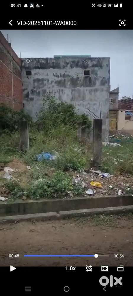 Plot in sahjanwa market