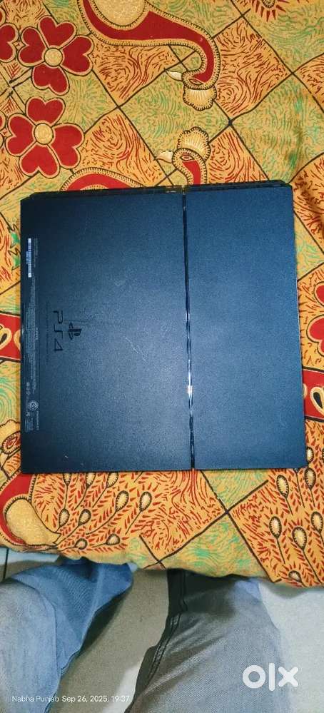 PLAYSTATION 4 games outcast and battlefield4 running