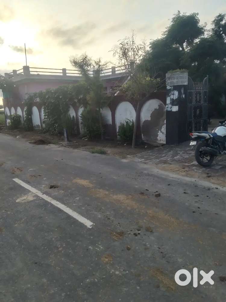 450 Sqr yard house on road 75ft house
