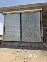 रातानाडा मेन रोड पर शोरूम शॉप किराए पर देनी है।