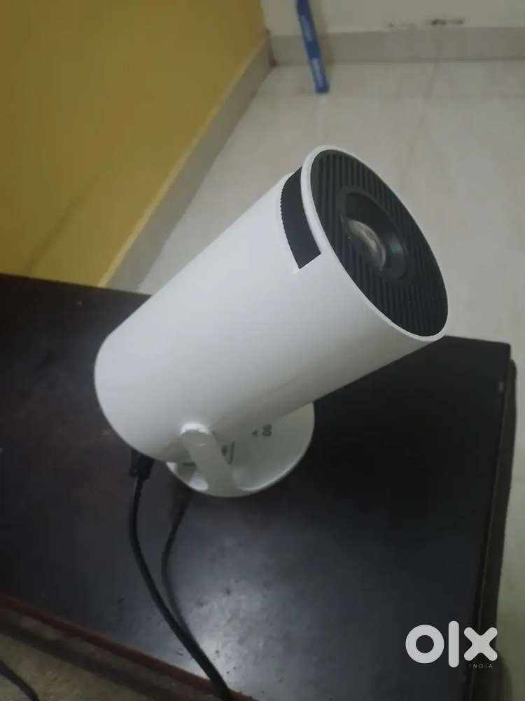 Projecter hy300 with box less used really good screen play