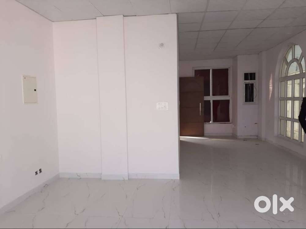 READY TO MOVE, SCO TOP FLOOR, WITH LIFT, NEAR WORLD STREET