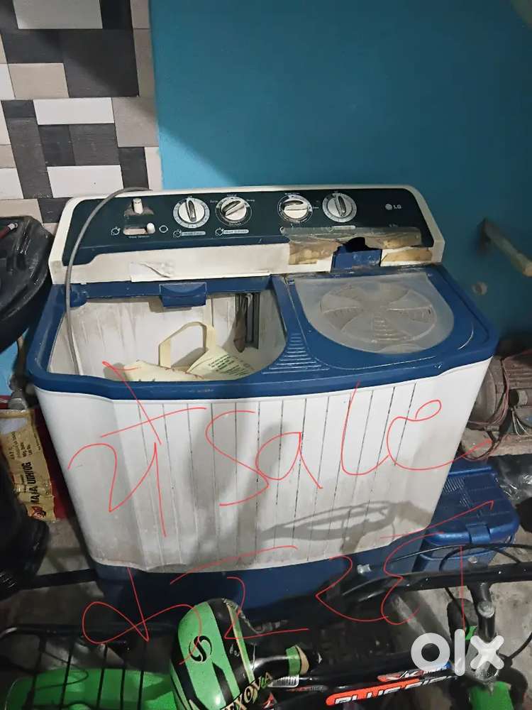 I am selling white color semiautomatic washing dryer machine