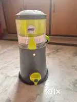 Portable manual hand juicer