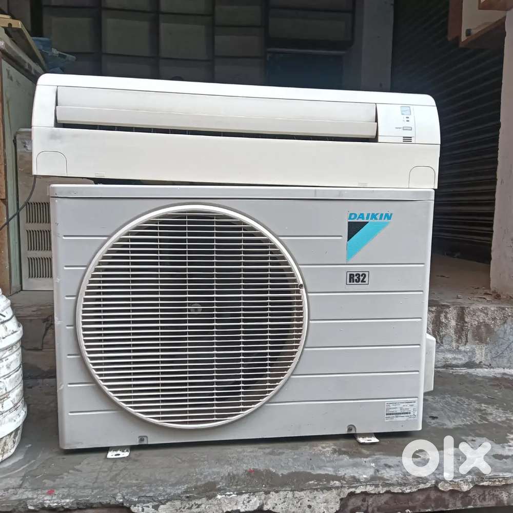 Daikin ac 1.8 split 2year old