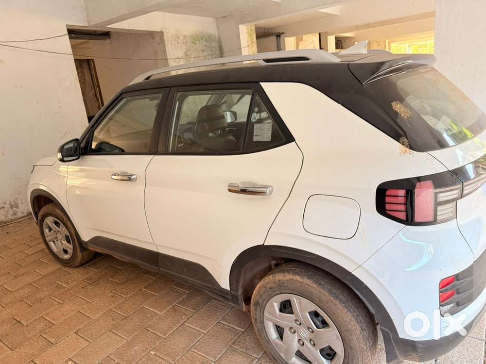 Hyundai Venue 2023 Petrol Well Maintained