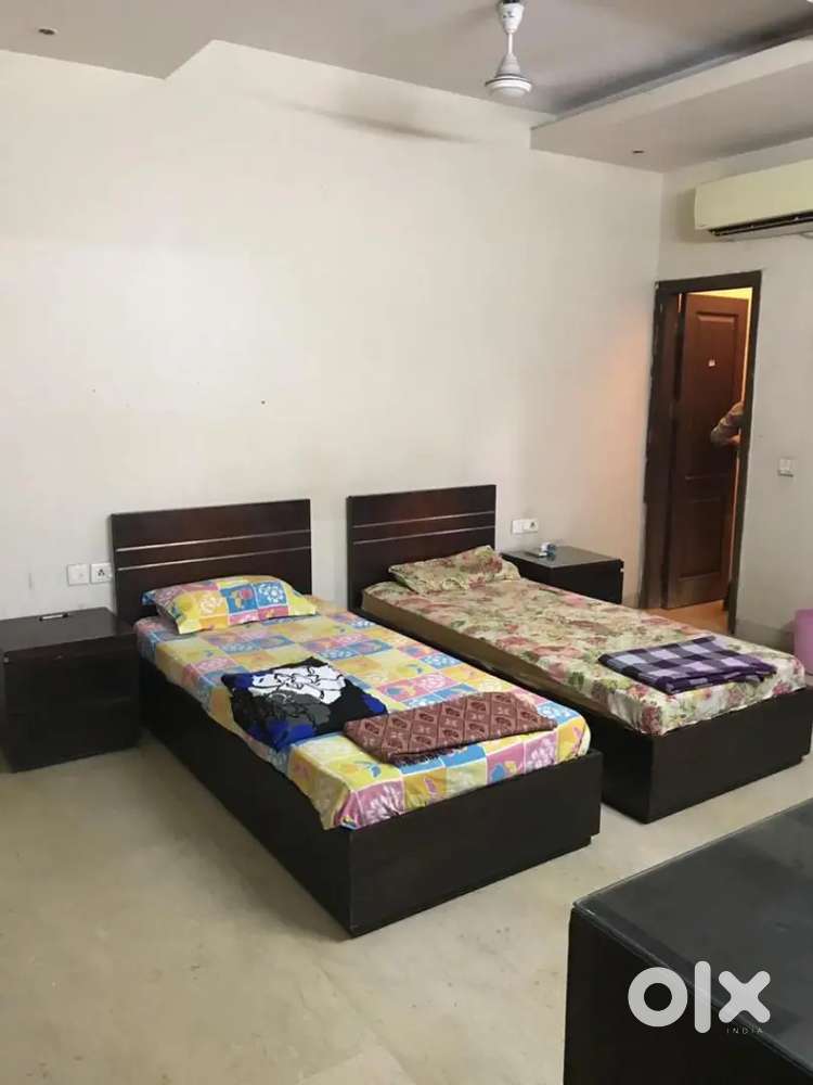 NO BROKERAGE! Neat & Clean Boys PGs with meals & amenities in Noida!