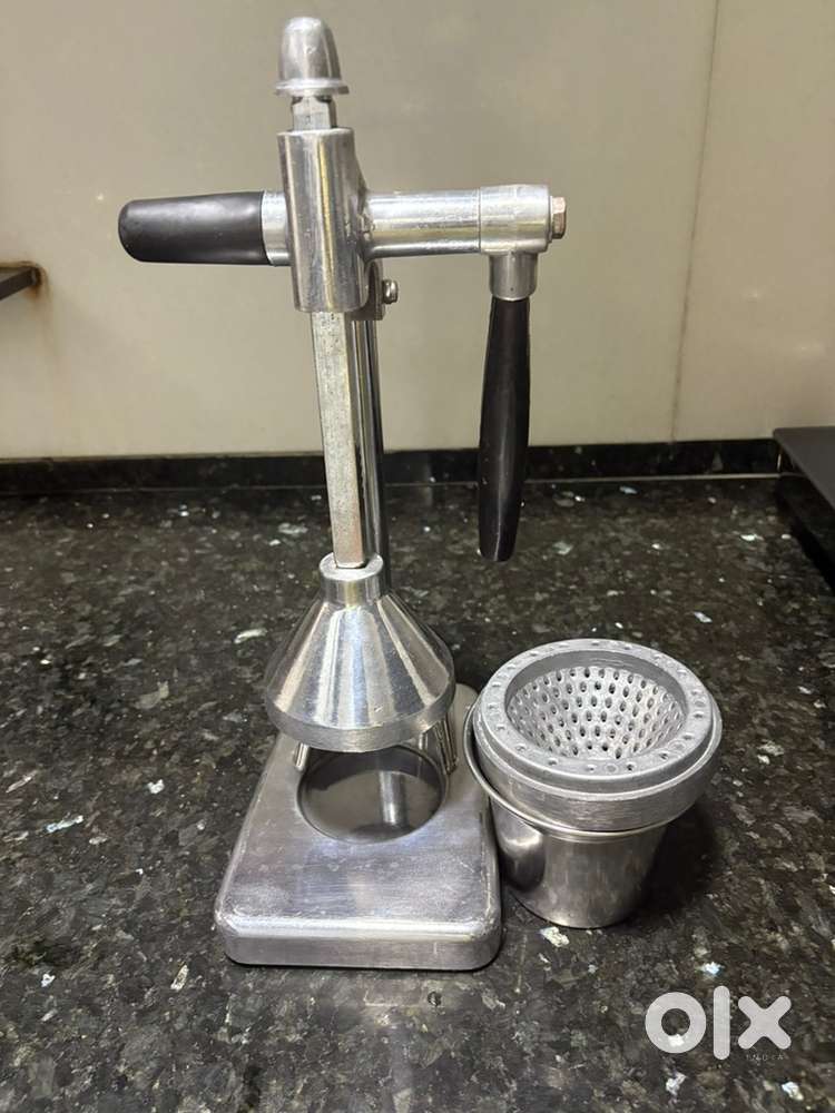 Hand juicer