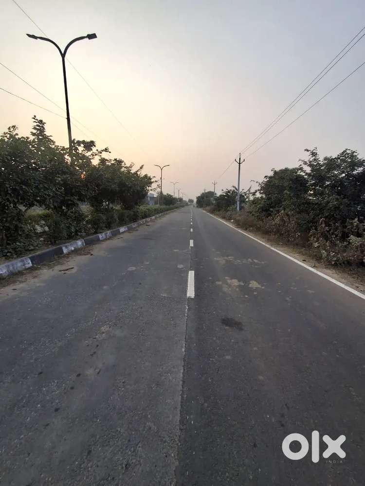 100 FEET ROAD PAR COMMERCIAL PLOT 25 KE FRONT KE SATH