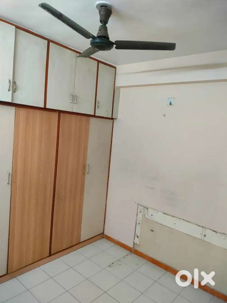 2 बैडरूम 2 बाथरूम एक वेस्टन ‌सोफा टी वी 2,ऐसी फ्रिज