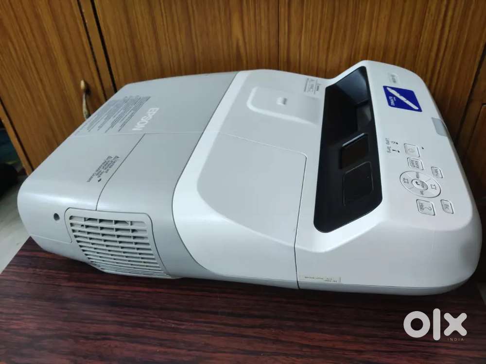 EPSON ULTRA SHORT THROW PROJECTOR IN EXCELLENT CONDITION.@24 K FIX