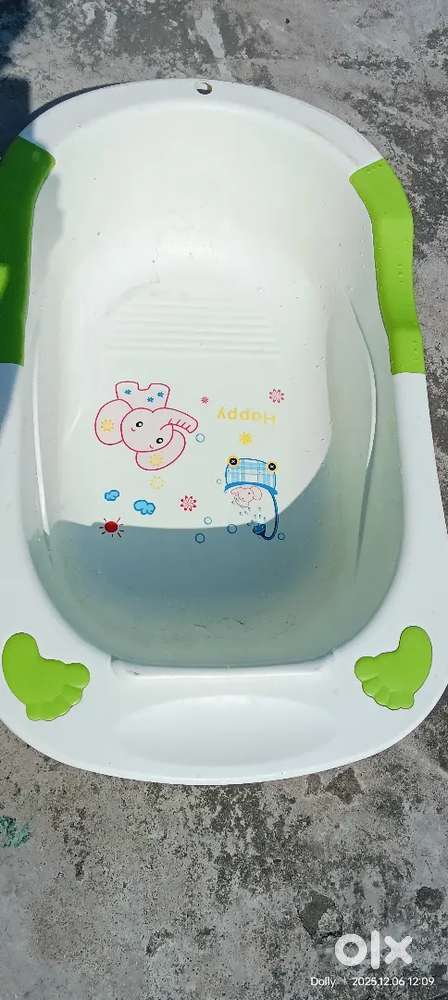 Babyhug Cycle aur Bath Tub.