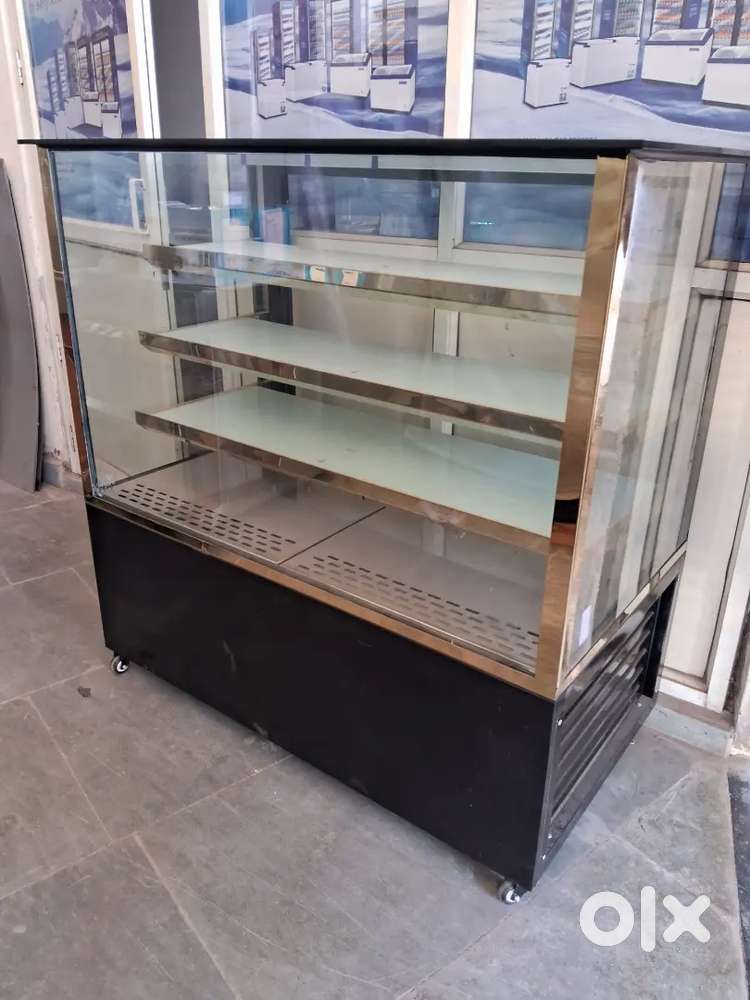 Cake display freezer