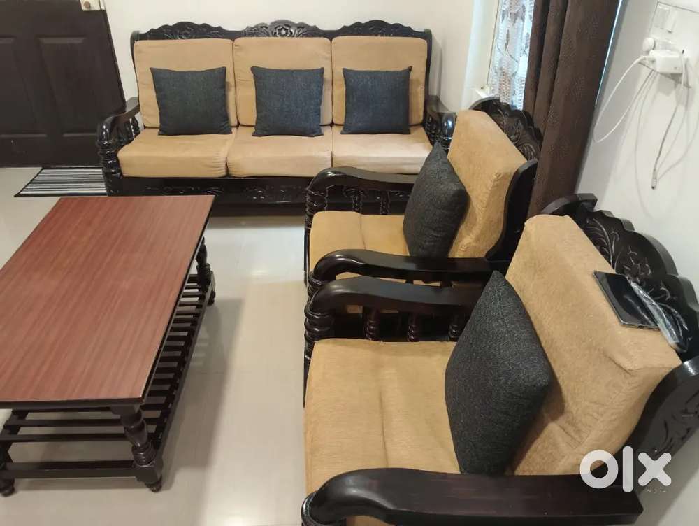 5 seater sofa with table in very good condition