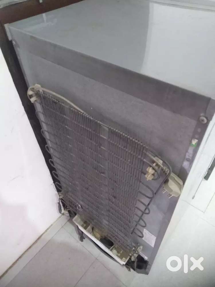 Mai apni frez bech rha hu