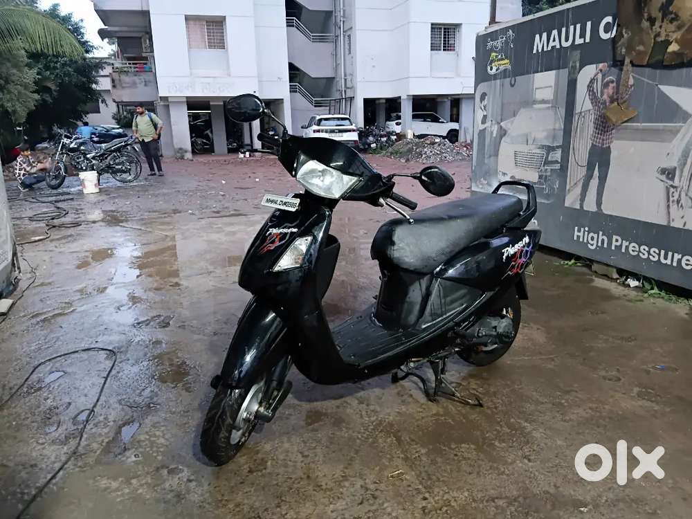 Well-Maintained Hero Pleasure Scooter for Sale-Great Condition & Price