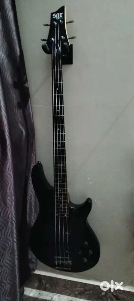 Good condition Bass guitar urzent sale Karna h