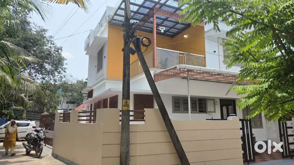 House near കുമ്പളം മഠത്തിൽ പറമ്പ്