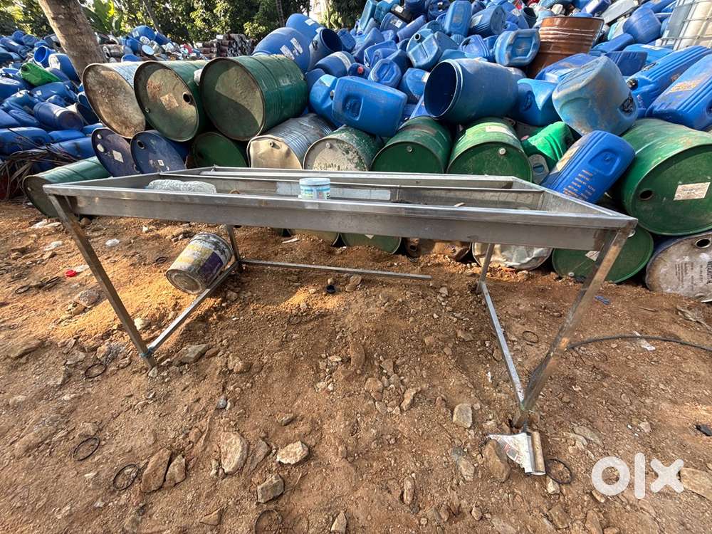 Fish stand with water flowin all the facilities