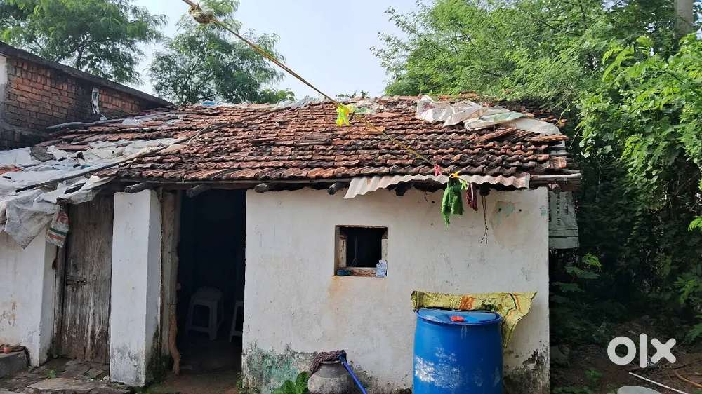 जुने कौलारू मातीचे घर विकणे आहे.