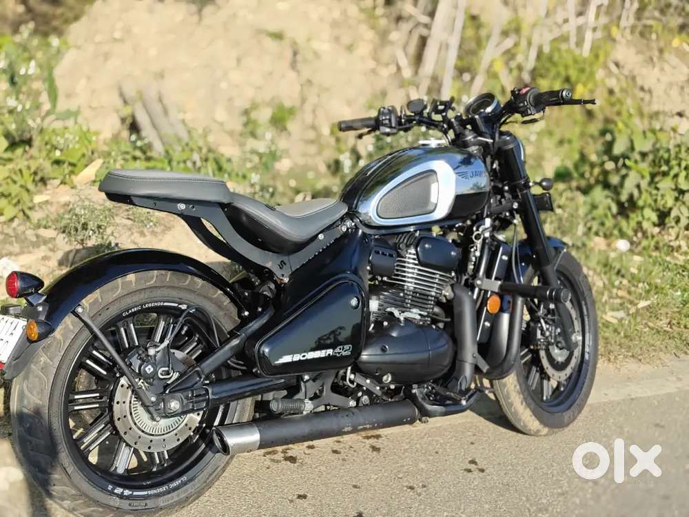 Jawa 42 Bobber Black Mirror single seat