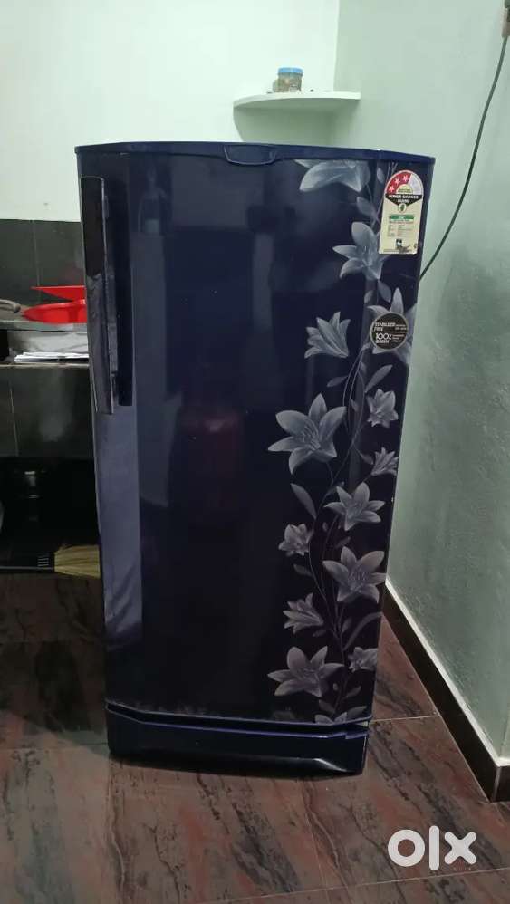 Godrej single door refrigerator 190,182 liter 6 years old 3 star.