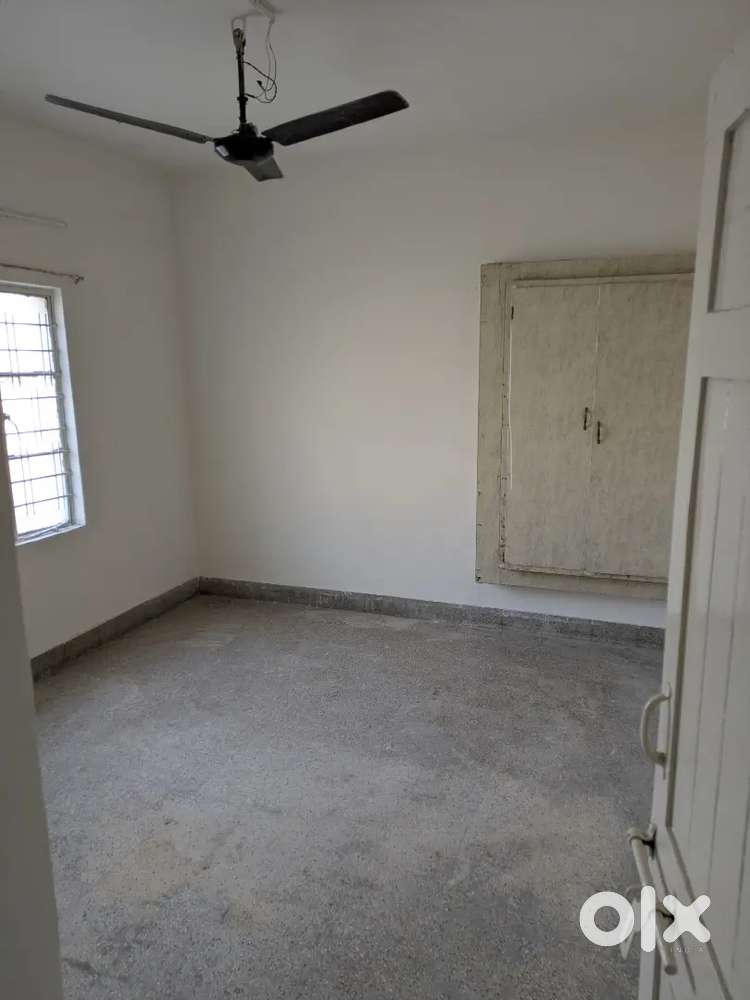 Requirement flat mate, students or professional working