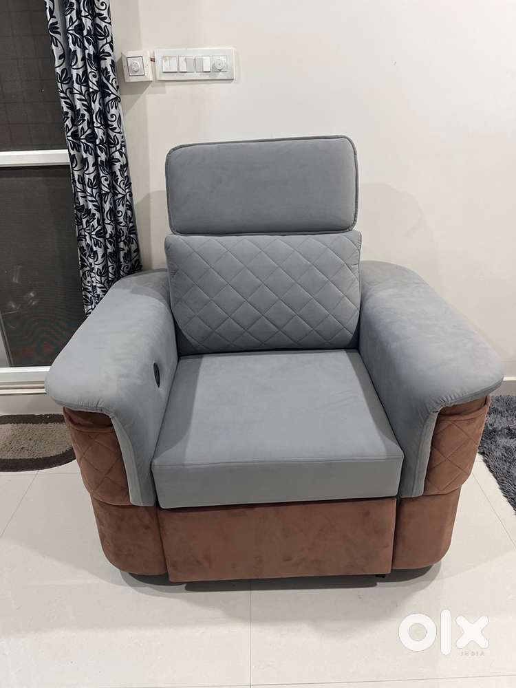 Single motorized and adjestable head rest recliner