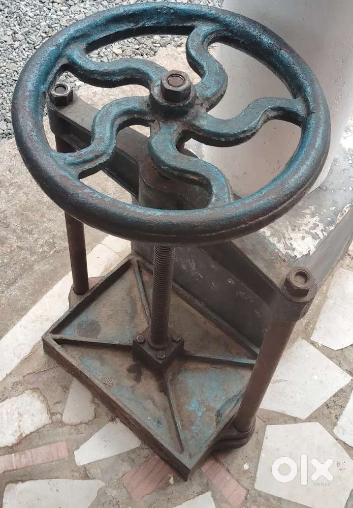 Paper pressing mechine