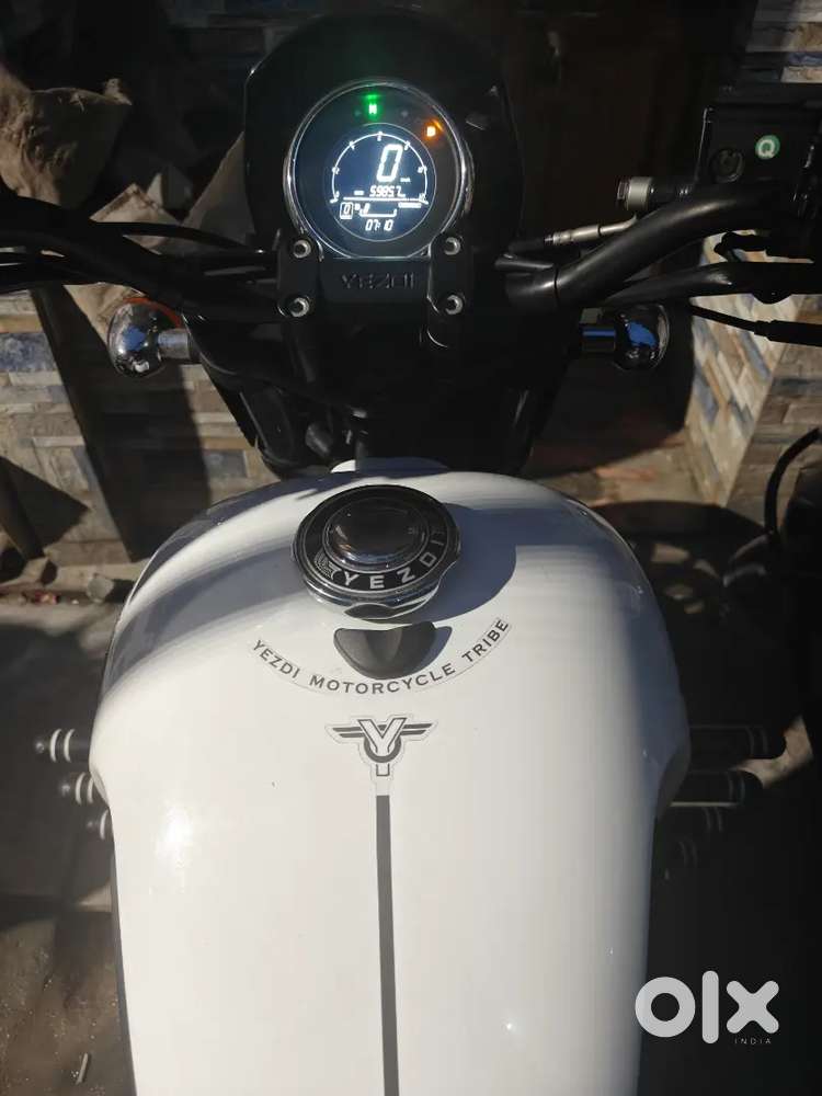 Yezdi roadster 2023