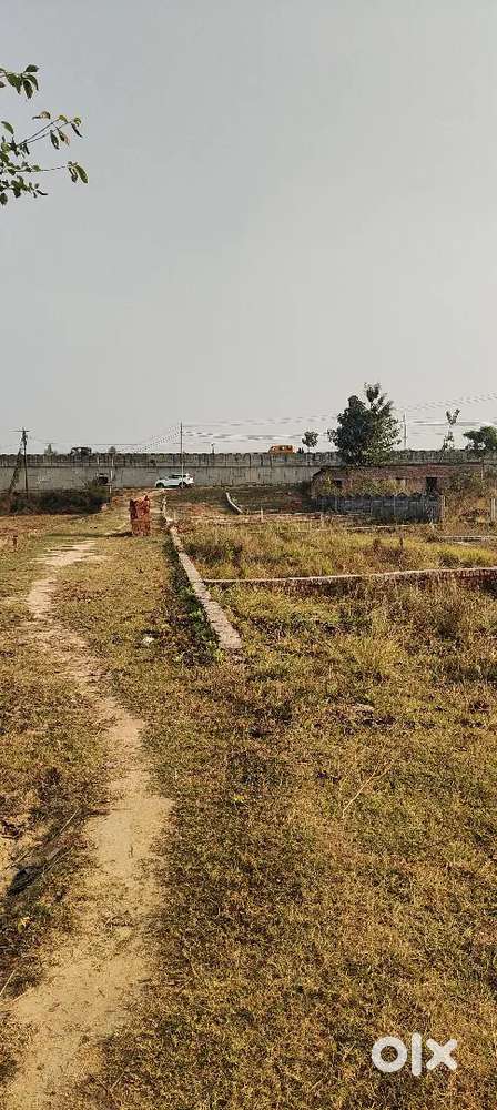 हरदिया और मनौरी के बीच सर्विस लेन से सटा हुआ 18.5 फिट के रास्ते पर