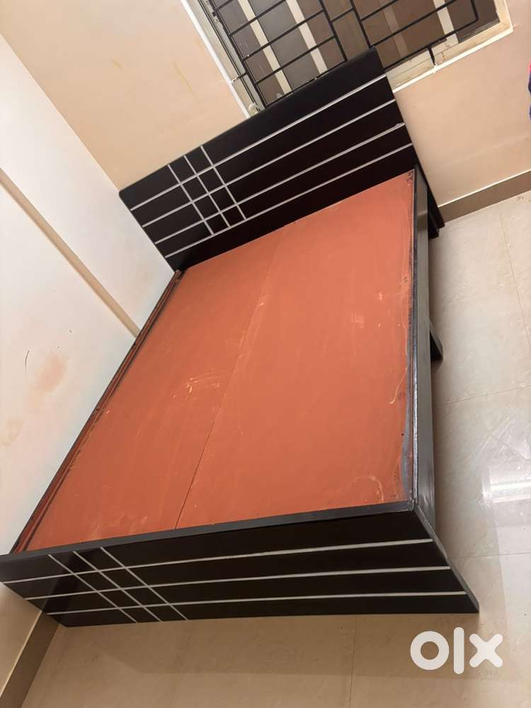 Qeen size with out storage cot affordable Pirce