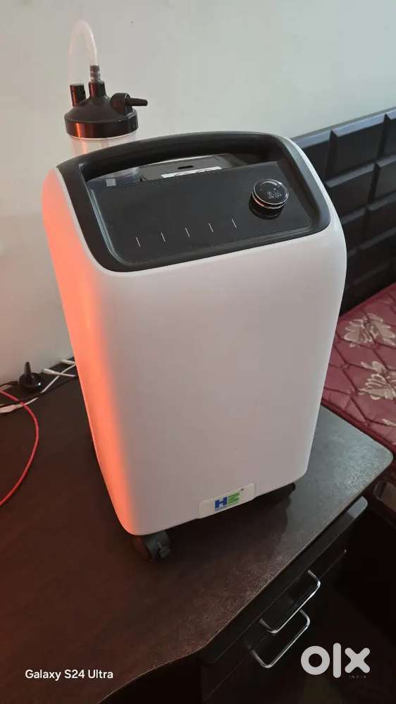 Oxygen concentrator and oxygen cylinder