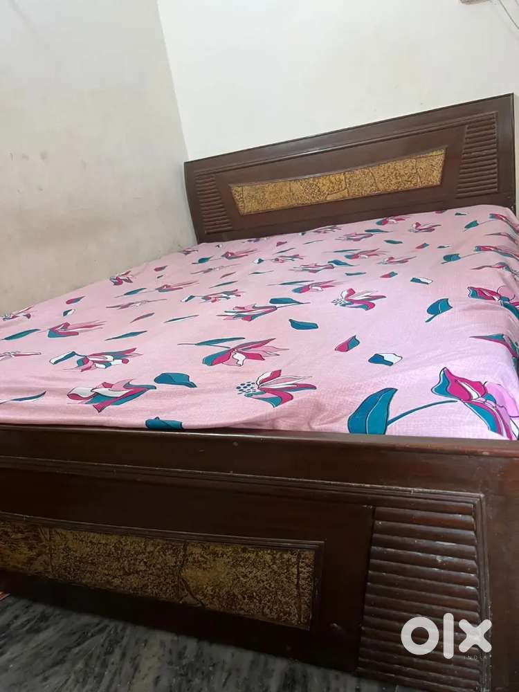 King size bed with storage box