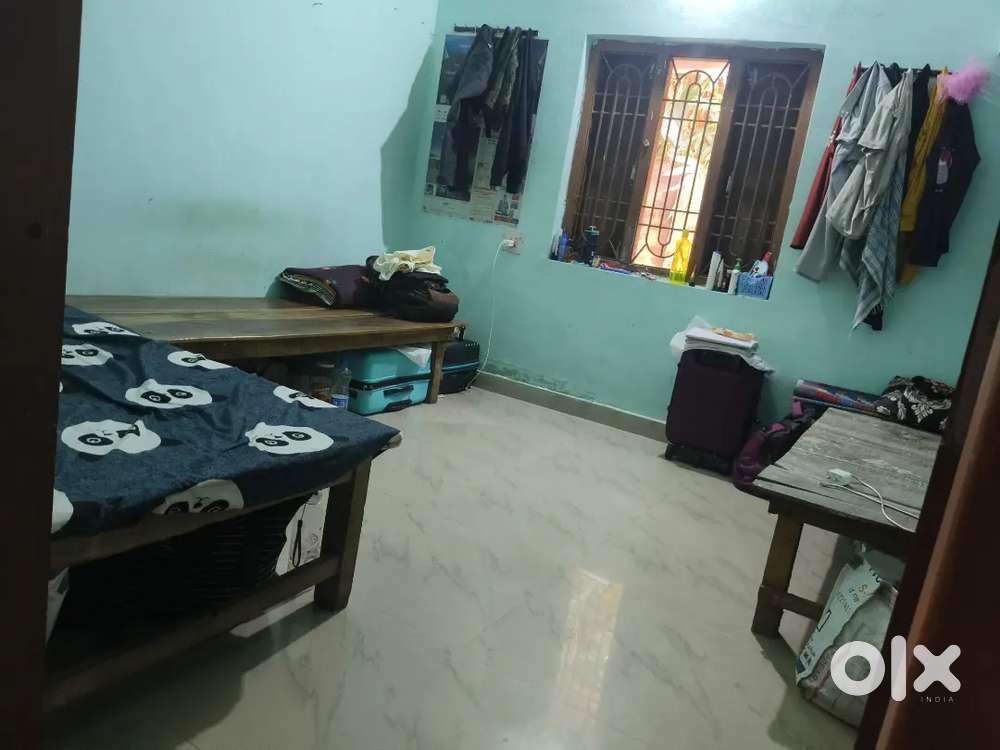 It is in damana square ,near damana traffic.affortable price .for boys