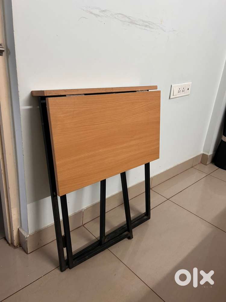 Foldable table