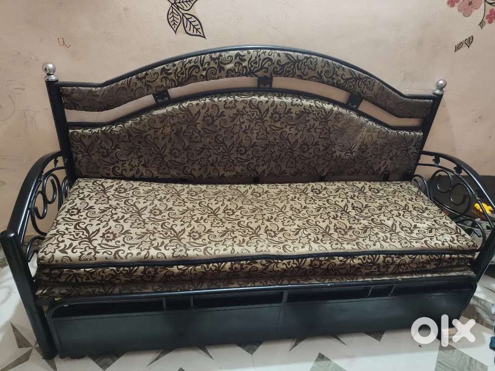 4 Seater Double Metal Pull out Sofa Cum Bed