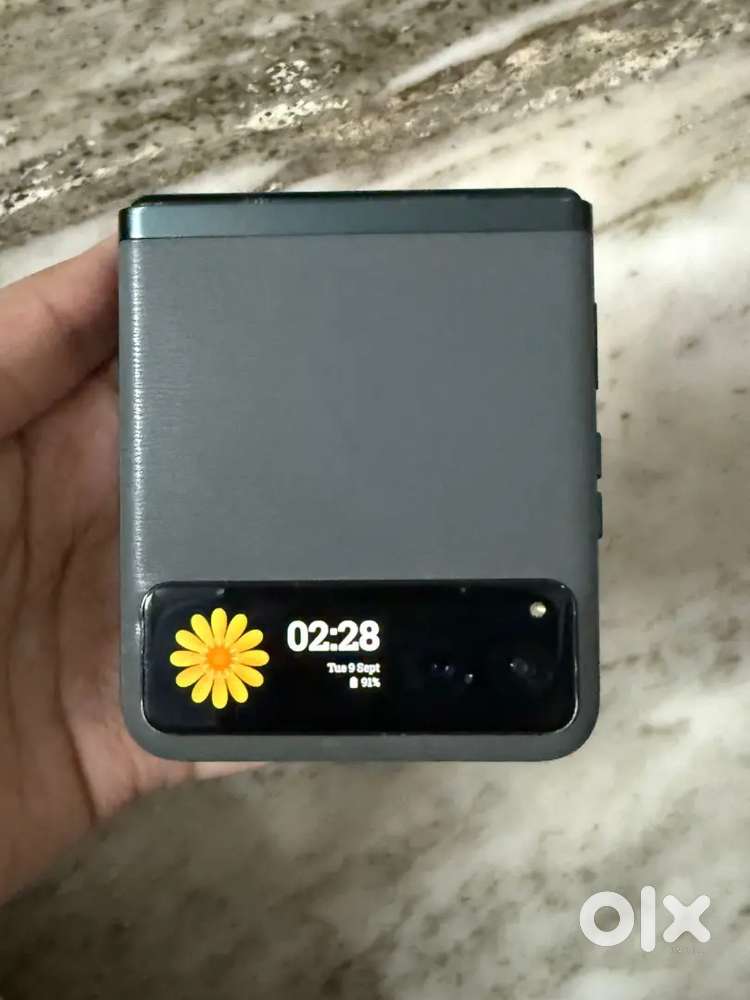 Motorola razr 40 , colour grey , storage 256 ,Ram 8gb (Ram boost)