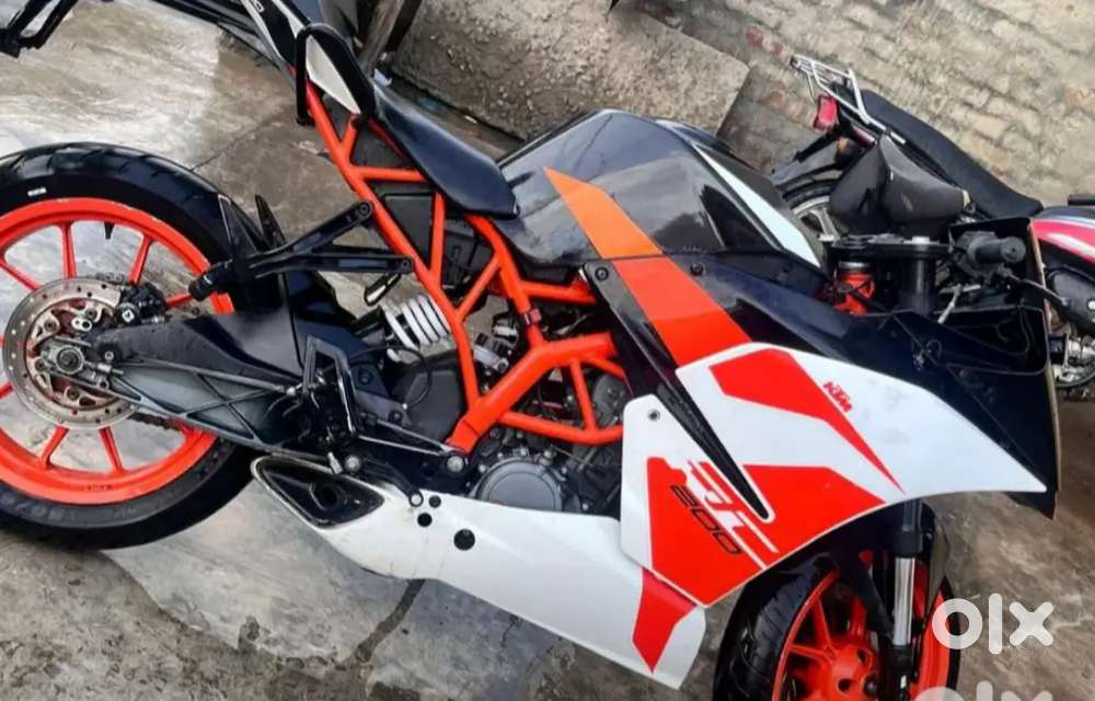 Paiso ki jarurat hai isiliye bech rhe hai