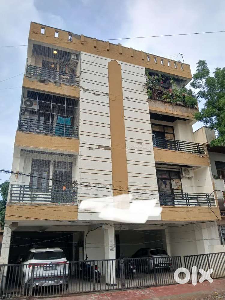 Vaishali Flat 3 Bhk Gandhi Path West opp. Shelby Hospital Urgent Sale