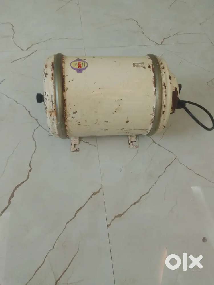 Bajaj water heater 10 litar good condition