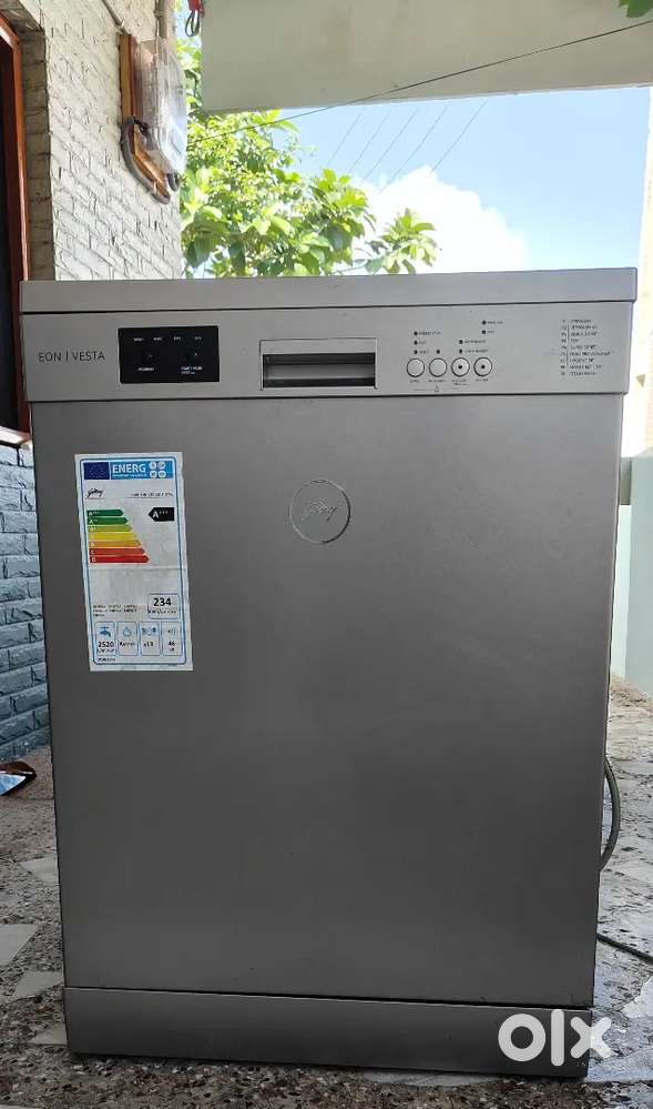 Fully Automatic Dishwasher - Excellent Condition