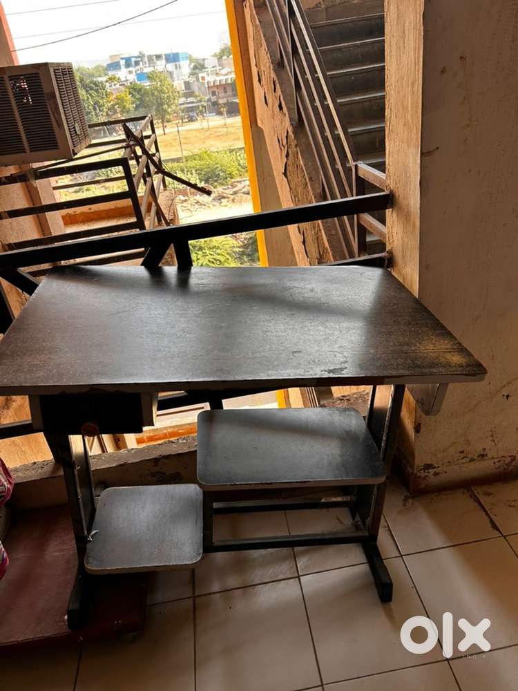 Computer table Good condtion