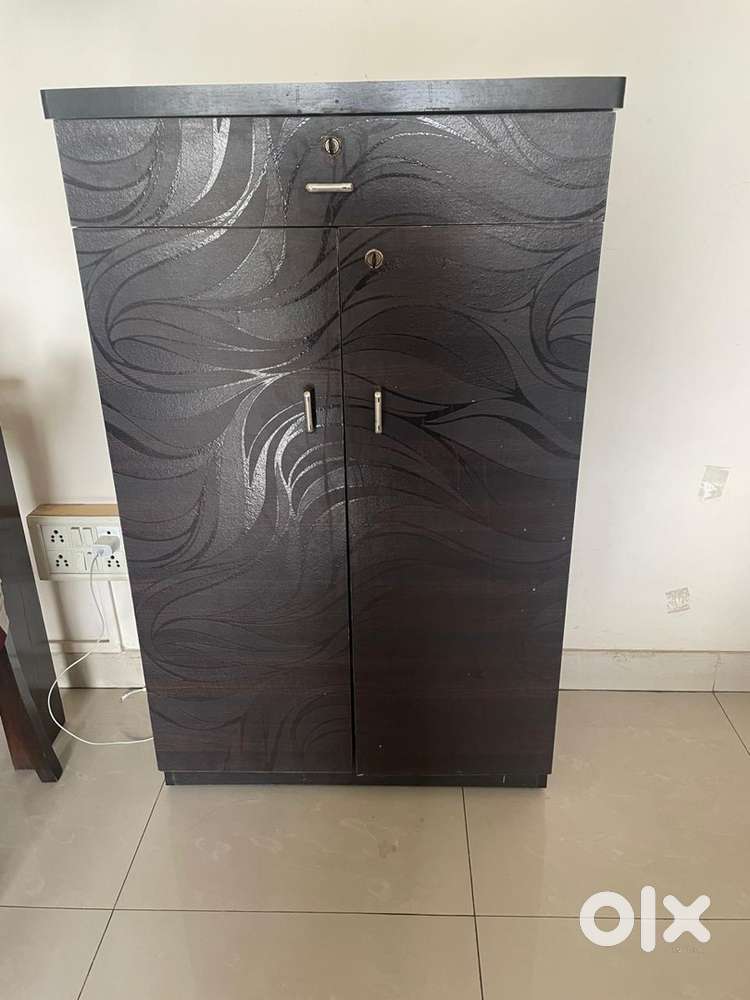 Throw away price - Shoe rack and foldable table with 4 bar chairs