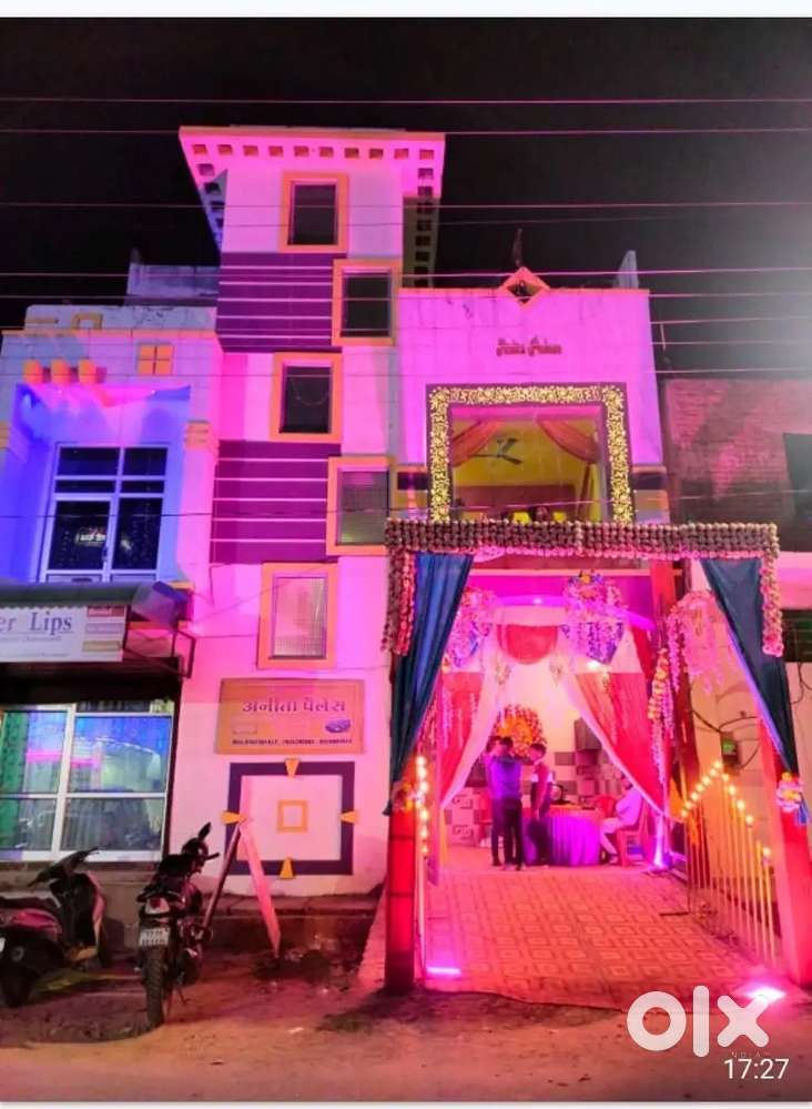 गेस्ट हॉउस है बाहर ब्यूटी पार्लर है उसके ऊपर रहने के लिए घर भी है